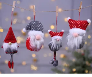 Primer plano de cuatro gnomos navideños de peluche con gorros de punto festivos