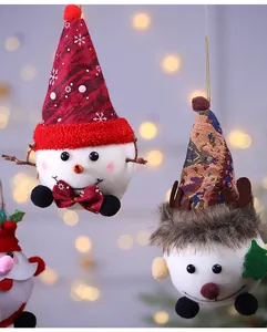 Vista dettagliata di decorazioni natalizie pendenti in peluche fatte a mano a forma di pupazzo