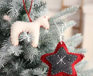 Detailansicht von handgefertigtem Filz-Weihnachtsschmuck in Stern- und Tierform