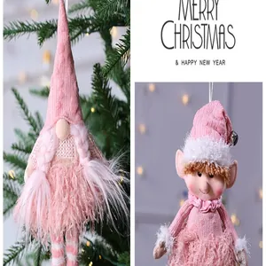 Détails rapprochés de mignons ornements de lutins et gnomes de Noël roses en peluche