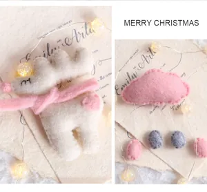 Détail rapproché de décorations de Noël en feutre fait main renne et nuage rose