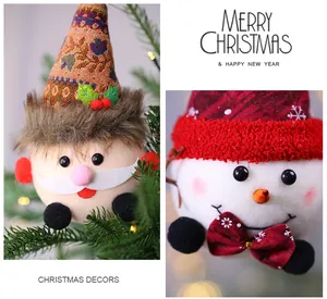 Primo piano dettagliato degli addobbi natalizi in peluche con pupazzo di neve e Babbo Natale