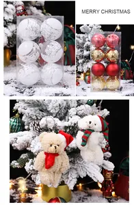 Festliche Weihnachtskugeln und Plüschbär-Anhänger an einem verschneiten Baum.