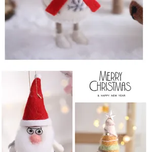 Primo piano di decorazioni natalizie in feltro fatte a mano con Babbo Natale e albero.