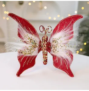 Detailansicht eines rot-weißen Weihnachts-Schmetterlings mit goldenen Pailletten