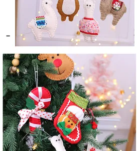 Detailansicht von handgefertigtem Filz-Weihnachtsschmuck an einem festlichen Tannenbaum.