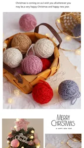Sortierte 5 cm Wollknäuel in einem Weidenkorb für festliche Weihnachts-DIY-Deko-Projekte.