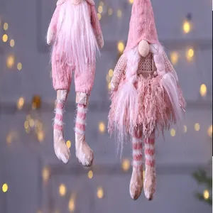 Vue détaillée de gnomes de Noël en peluche rose avec des tresses et des jambes rayées