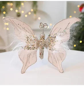 Makroaufnahme der pfirsichfarbenen Weihnachts-Schmetterlingsdeko mit Pailletten und Federn