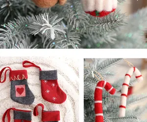 Detailansicht von handgefertigten Weihnachtsstrümpfen aus Filz und Zuckerstangen-Deko