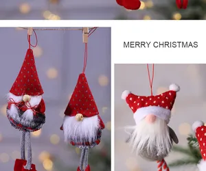 Detalle de adornos de gnomos navideños de peluche con gorros rojos y barbas blancas