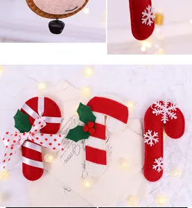 Detailansicht von Filz-Weihnachtszuckerstangen mit Schleifen und Schneeflocken