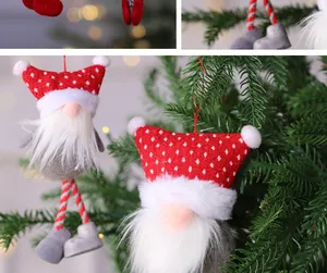 Detalle de adornos de gnomos de Navidad de felpa con sombreros rojos de lunares