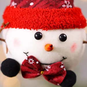 Simpatico pupazzo di neve in peluche decorazione natalizia con papillon rosso e cappello