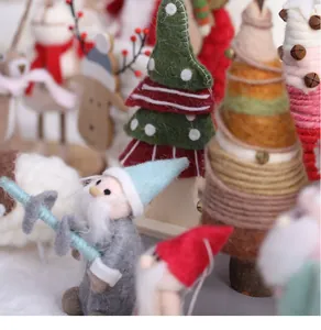 Dettaglio decorazioni natalizie in feltro fatte a mano, Babbo Natale e alberelli decor.