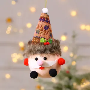 Bambola di peluche di Babbo Natale fatta a mano con cappello a motivi e pelliccia