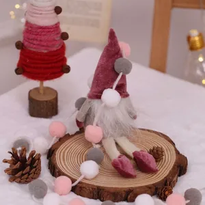 Gnome de Noël scandinave fait main avec guirlande de boules de peluche festives