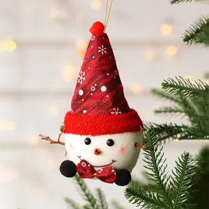 Simpatico pupazzo di neve in peluche per albero di Natale con cappello rosso decorativo