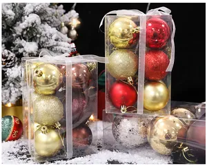 Nahaufnahme von festlichen Weihnachtskugeln, präsentiert in klaren Geschenkboxen.