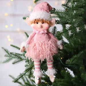 Adorable décoration de fée elfe de Noël en peluche rose suspendue à un sapin festif