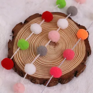 Guirlande de boules en peluche colorées de style nordique pour Noël