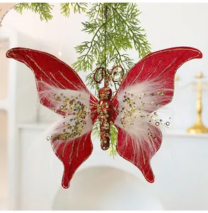Nahaufnahme eines roten Weihnachts-Schmetterlings mit Fell auf einem Zweig