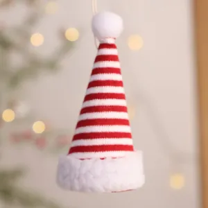 Festlicher gestrickter rot-weiß gestreifter Weihnachtsmuetzen-Anhaenger fuer die Feiertage.