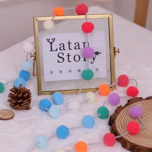 Guirlande de pompons en peluche colorés de style nordique pour chambre d'enfant