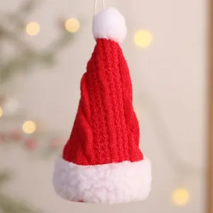 Mini rot-weiß gestrickter Weihnachtshut-Anhänger für festliche Baumdekorationen
