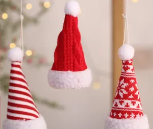 Nahaufnahme von rot-weißen Mini-Strickmützen als festlicher Weihnachtsschmuck