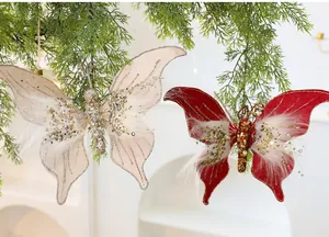 Nahaufnahme von prächtigen Schmetterlings-Weihnachtshängern mit Kunstpelzbesatz