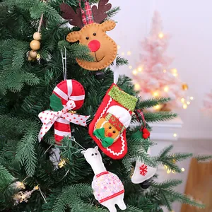 Kreatives Set aus Weihnachtsanhängern aus Filz, die an einem Tannenbaum hängen