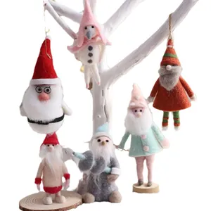 Set di decorazioni natalizie in feltro fatte a mano con Babbo Natale e figurine di gnomi