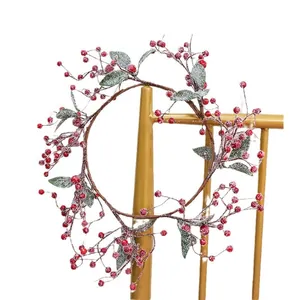 Gefrosteter roter Beeren-Weihnachtskranz für festliche Tisch- und Heimdekorationen.