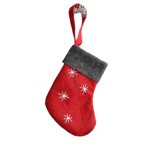 Roter Weihnachtsstrumpf aus Filz mit weißer Schneeflocken-Stickerei zur Dekoration