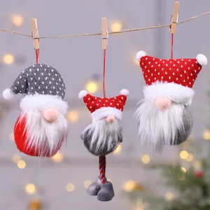 Tres gnomos de Navidad de peluche festivos para decorar el árbol de Navidad con estilo.