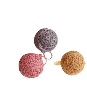 Tre palline di filato colorate da 5 cm per decorazioni natalizie fai da te