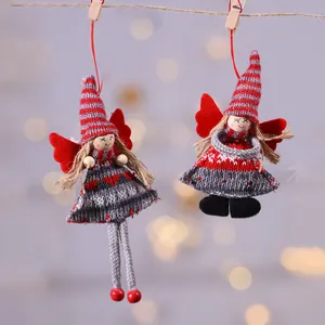 Par de adornos creativos de ángeles de Navidad tejidos colgados de una cuerda fina