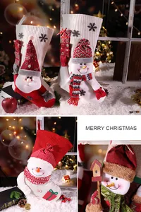Detailopname van gebreide kerstsokken met 3D-kerstman en sneeuwpop decoratie figuren