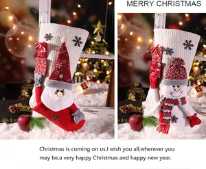 Feestelijke gebreide kerstsokken met 3D-figuren van de Kerstman en een sneeuwpop