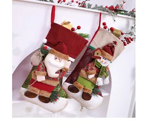 Decoratieve kerstsokken met kerstman- en sneeuwpopfiguren in detail