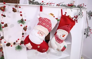 Grote gebreide kerstsokken met 3D-kerstman en sneeuwpop figuren als decoratie
