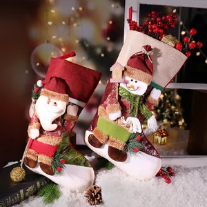 Decoratieve kerstsokken met 3D kerstman- en sneeuwpopfiguren in een gezellige feestelijke setting