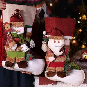 Paar luxe 3D-kerstkousen met kerstman- en sneeuwpopontwerpen voor de feestdagen