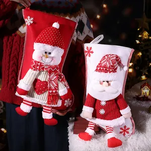 Decoratieve pluche kerstsokken met feestelijke ontwerpen van sneeuwman en de Kerstman