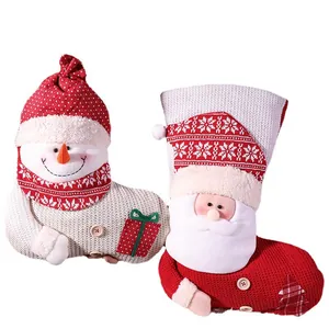 Set van 2 gebreide kerstsokken met feestelijke ontwerpen van de kerstman en sneeuwpop.