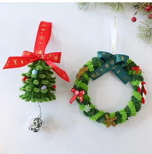 Dettaglio macro degli ornamenti natalizi fatti a mano in scovolini, albero e corona