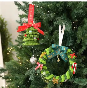 Dettaglio di decorazioni natalizie fatte a mano in scovolino su un albero festivo.