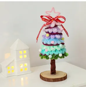 Albero di Natale colorato in scovolini fatto a mano con fiocco rosso su base in legno