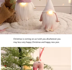 Nahaufnahme von leuchtenden rosa Plüsch-Weihnachtswichteln und Flamingo-Baumschmuck.